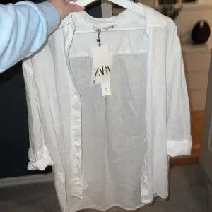 Linneskjorta från Zara med prislappen kvar, nypris 400kr men kommer inte till användning då den inte är min stil💕