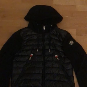 Moncler cardigan - Hej, säljer denna asköna moncler cardigan jättefin och passar bra till alla väder. Skick 10/10 inga skador eller liknande. Säljer på grund av att jag inte använder den. Pris går att diskuteras. Tar byten också. För fler frågor eller funderingar skriv.Mvh😁