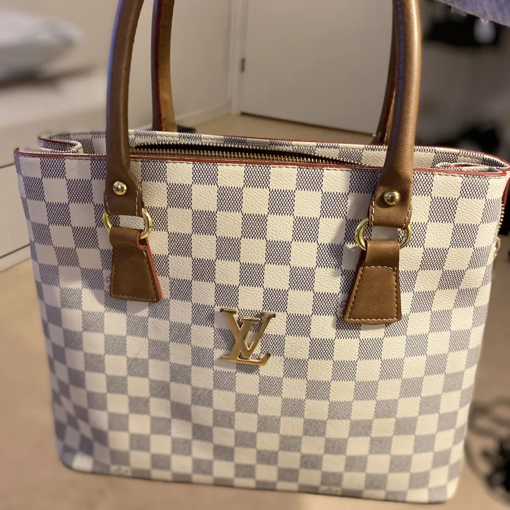 En fake Louis Vuitton väska som jag har inte haft någon användning av så väljer att sälja den. Om ni undrar något mer så är det bara att skriva <3 . Väskor.