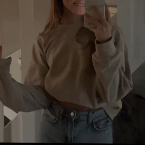 Sweatshirt  - Hm, nopprig, väldigt använd så har blivit lite nopprig men skön och fin att använda. Köparen står för frakten. Hör av dig vid intresse eller funderingar.