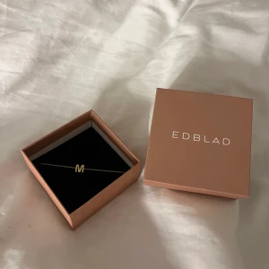 Edblad armband  - Armband från Edblad med initialen M, Inköpspris 300 kr, Använt försiktigt, inget synligt slitage Presentbox medföljes