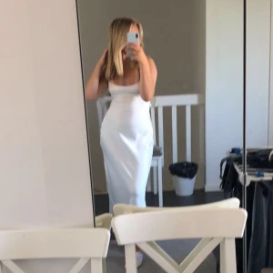 vit satin klänning - Säljer denna super fina vita klänningen från Zara, då den tyvärr inte kommer i användning. Storlek S, 350kr + frakt! 💗