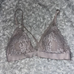 Rosa BH - Rosa tygbh från HM med spets på utsidan. Lite vaddering. Knappt använd, fint skick. 