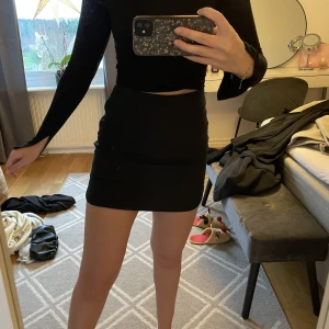 Kjol - Kort kjol med små slitsar på varje sida från zara. Aldrig använd. Storlek XS! Köparen står för frakten💞