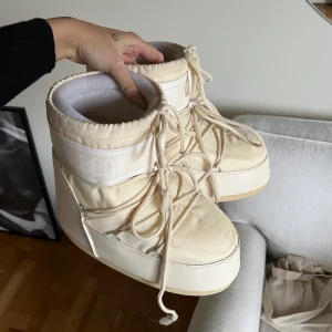 Moonboots  - Beiga låga moonboots i strl 39-41. Superfint skick! Använda förra vintern. Frakt inräknat i priset, spårbart postnord 