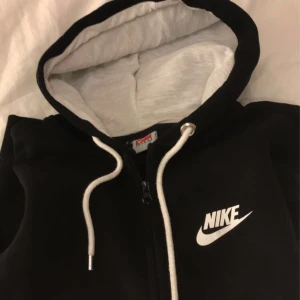 Hoodie - Säljer denna Nike zipp hoodie för 70kr+frakt. Jätte fin och fortfarande mjuk inuti, passar både storlekarna S och M Sällan använd❤️ 