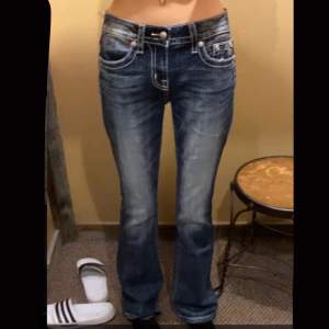 Säljer mina knappt använda miss me jeans. Köpta i USA för 119$. Använt 3 gånger så dom är ”helt oanvända”. Storlek 26 och långa i benen. Är 173 och byxorna är längre än mina ben. Säljer för 800 kr, billigare vid snabbare och enklare affär🫶🏽