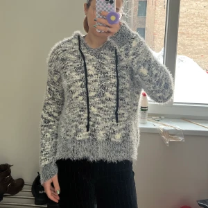 Grå Tröja - Säljer denna jätte fina grå tröja. Tröjan är i nysick sick och väldig mjuk.❤️