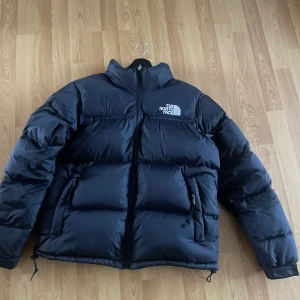 The North Face 1996 retro Nuptse  - North Face jacka från Trendy Goose bra skick förutom ett litet hål på insidan som inte påverkar utseendet utifrån. Köpt för 2500kr jag är ca 178 cm lång och den är lite för liten för mig.