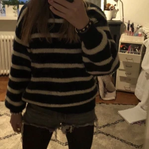 Stickad tröja - Säljer denna super fina marinblå vit randig stickad tröja ifrån HM. Den köptes för ett år sen och säljs inte längre. Har inga defekter kom privat för frågor.❤️pris kan diskuteras