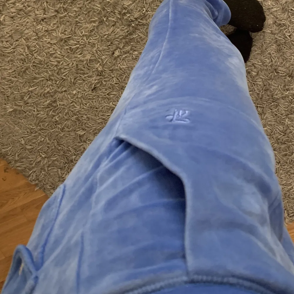 Säljer dessa blåa Juciy byxor i färgen Regatta. Pågrund av att jag inte använder dem längre. Väldigt fint skick. Skriv privat för fler bilder eller frågor :). Jeans & Byxor.