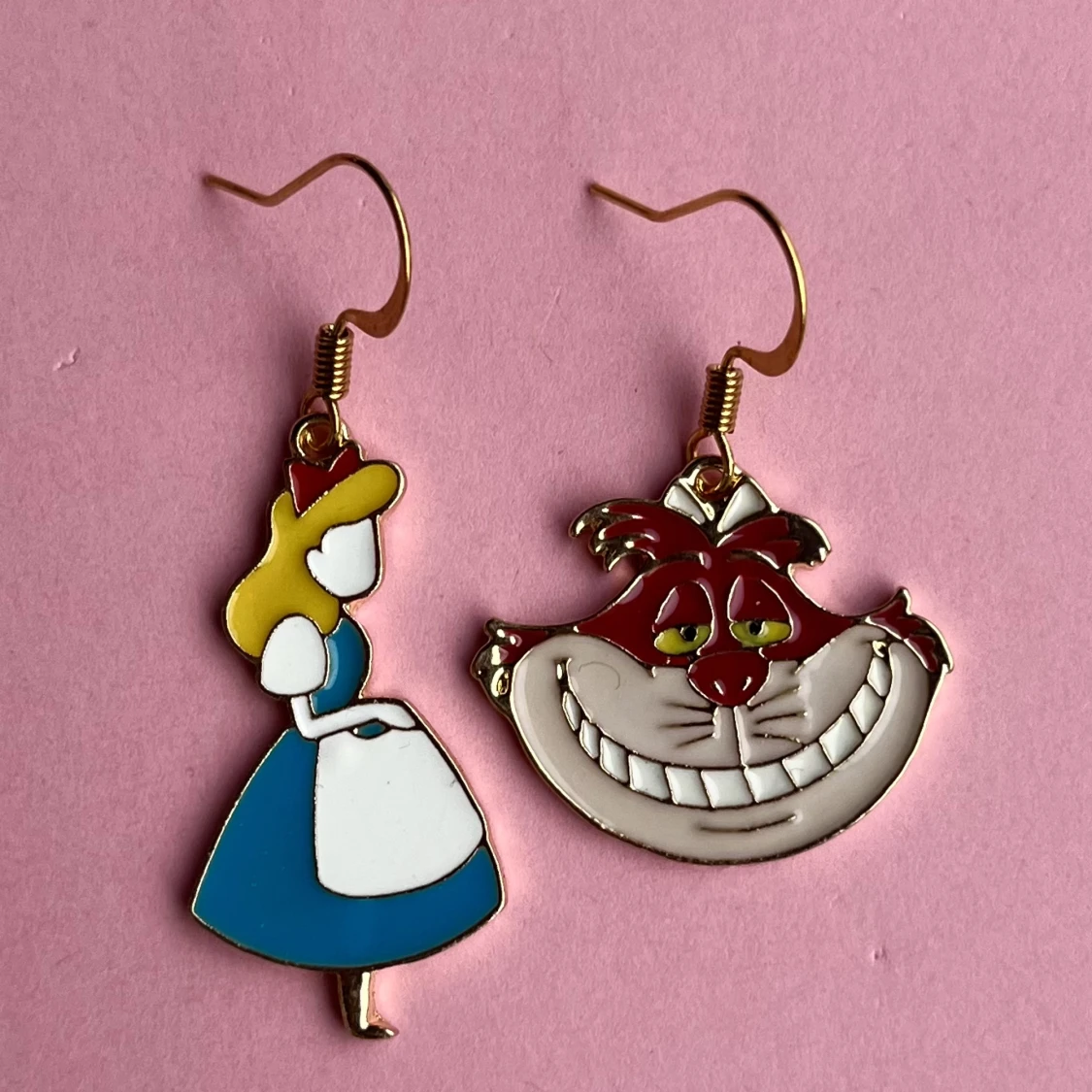 Alice i underlandet örhängen 💙