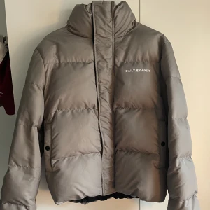 Daily paper puffer jacket - Säljer denna Daily paper puffer jacket, perfekt nu till vintern!  Jackan är i bra skick och storlek M. Priset är exklusive frakt och betalas av köpare om inte annat bestäms:)