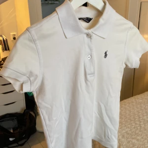 Ralph lauren, polo - Storlek: S (dam). Skick: Bra skick. Nypris: 999kr Pris kan diskuteras vid snabb affär!❤️