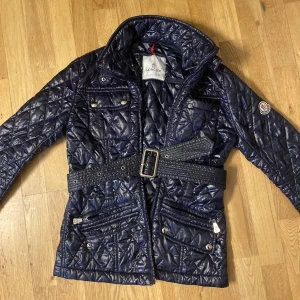 Monclear jacka  - Så fin mörk blå monclear jacka. Passar storlek S. Spårbart frakt 51 kroner :)