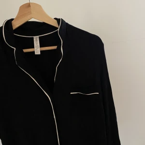 Pyjamas skjorta  - Pyjamas skjorta från Lindex i storlek S🤍 Är ett väldigt mjukt och svalt material med vita detaljer 💞 Prefekt till julaftonsmorgonen 🎄