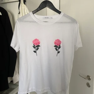 T-Shirt NA-KD - Söt T-shirt från NAKD, Helt ny, aldrig använt endast provad, nyskick, strl XS