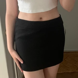 minikjol - säljer denna supersöta svarta minikjol från nakd pga lite för stor i midjan. Storlek 36 och skulle säga att den passar storlek S/M. nyskick då den aldrig är använd, lappar finns kvar. köparen står för frakten som ingår i annonspriset (66kr)