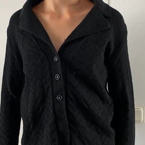 Svart stickad topp/kofta  - En svart stickad topp med knappar i ett fint mönster. Går att ha både som kofta och topp🫶