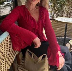 Zara blus/tröja - Finaste blusen från Zara! Aldrig använd, säljer för att jag inte haft nåt tillfällen där den hade passat tyvärr :( Lånade bilder av en tjej på instagram 