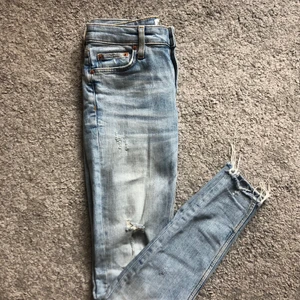 Zara Jeans - Säljer mina shit snygga lågmidjade skinny jenas från Zara! Dem är i nyskick. Skriv för fler bilder!