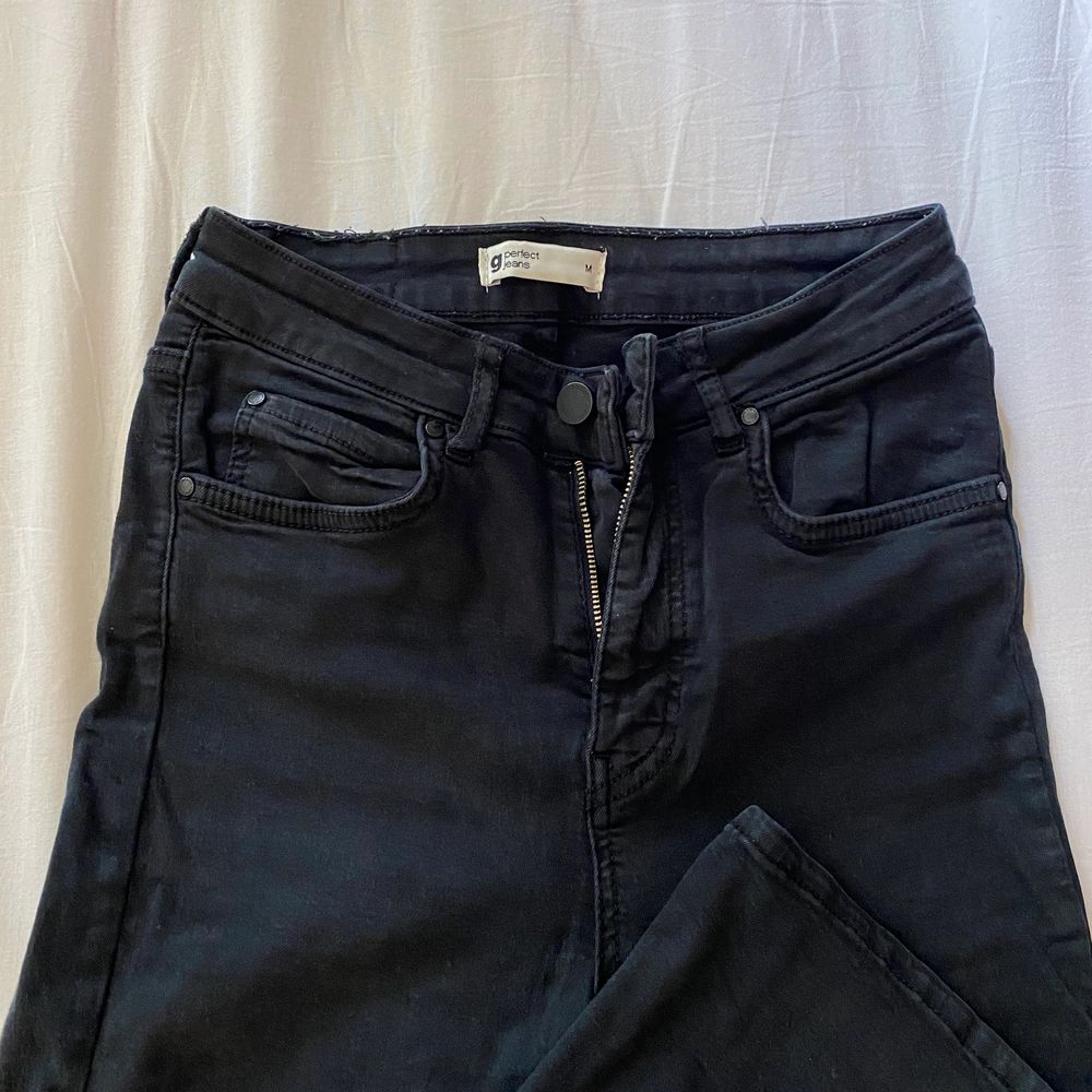 Svarta tajta bootcut Jeans från Gina Tricot. . Jeans & Byxor.