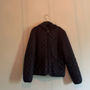 Jacka  - En marinblå jacka från Ralph Lauren. Storlek: XL i barn storlek.