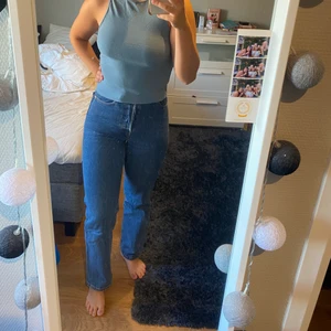 Levis ribcage jeans storlek 25 - Levis ribcage straight leg i storlek 25. Superfina och i bra skick. Är 160 lång och är lagom i längd för mig. 