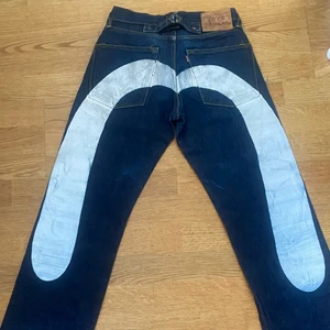 Evisu Jeans - Ett par Evisu Jeans! Midjemåttet är 35 cm rakt över alltså en inre omkrets på 70 cm.  Passar allt emellan 150-165 + beroende på hur man vill att de ska sitta. Skriv vid frågor:)!