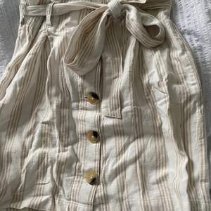 Vit/beige kjol i linne från Gina tricot. Inte mycket använd😋