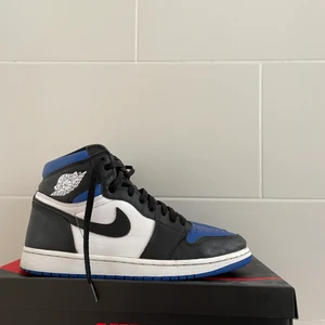 Jordan 1 royal toe - Hej säljer mina Jordan 1 royal toe för att skorna är för små för mig. Dem är i jättebra skick och inte använts många gånger. Inga repor eller skador på skorna 