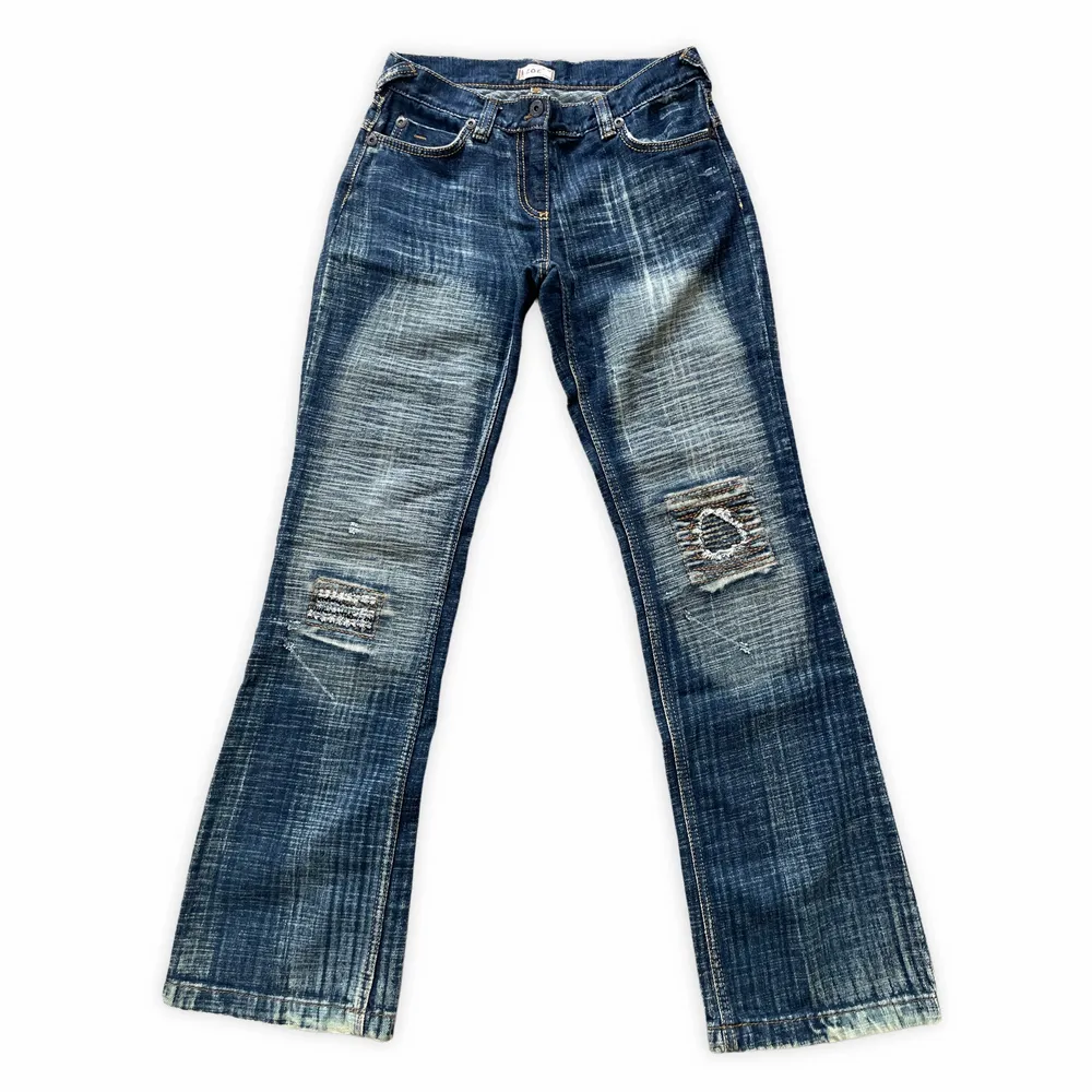 Coola lågmidjade vintage jeans med blekta och slitna detaljer! Väldigt unika! I perfekt skick! Storlek 12 men är betydligt mindre,skulle säga en Eu 38 eller en W29!Midjan är en aning stretchig! MÅTT//  Midja-72cm Innerbensmått-84cm Jag är 170cm lång!💋. Jeans & Byxor.