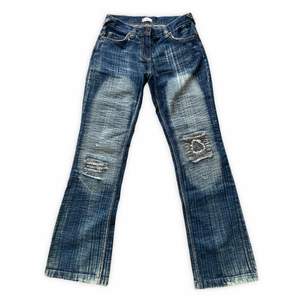 Coola lågmidjade vintage jeans med blekta och slitna detaljer! Väldigt unika! I perfekt skick! Storlek 12 men är betydligt mindre,skulle säga en Eu 38 eller en W29!Midjan är en aning stretchig! MÅTT//  Midja-72cm Innerbensmått-84cm Jag är 170cm lång!💋