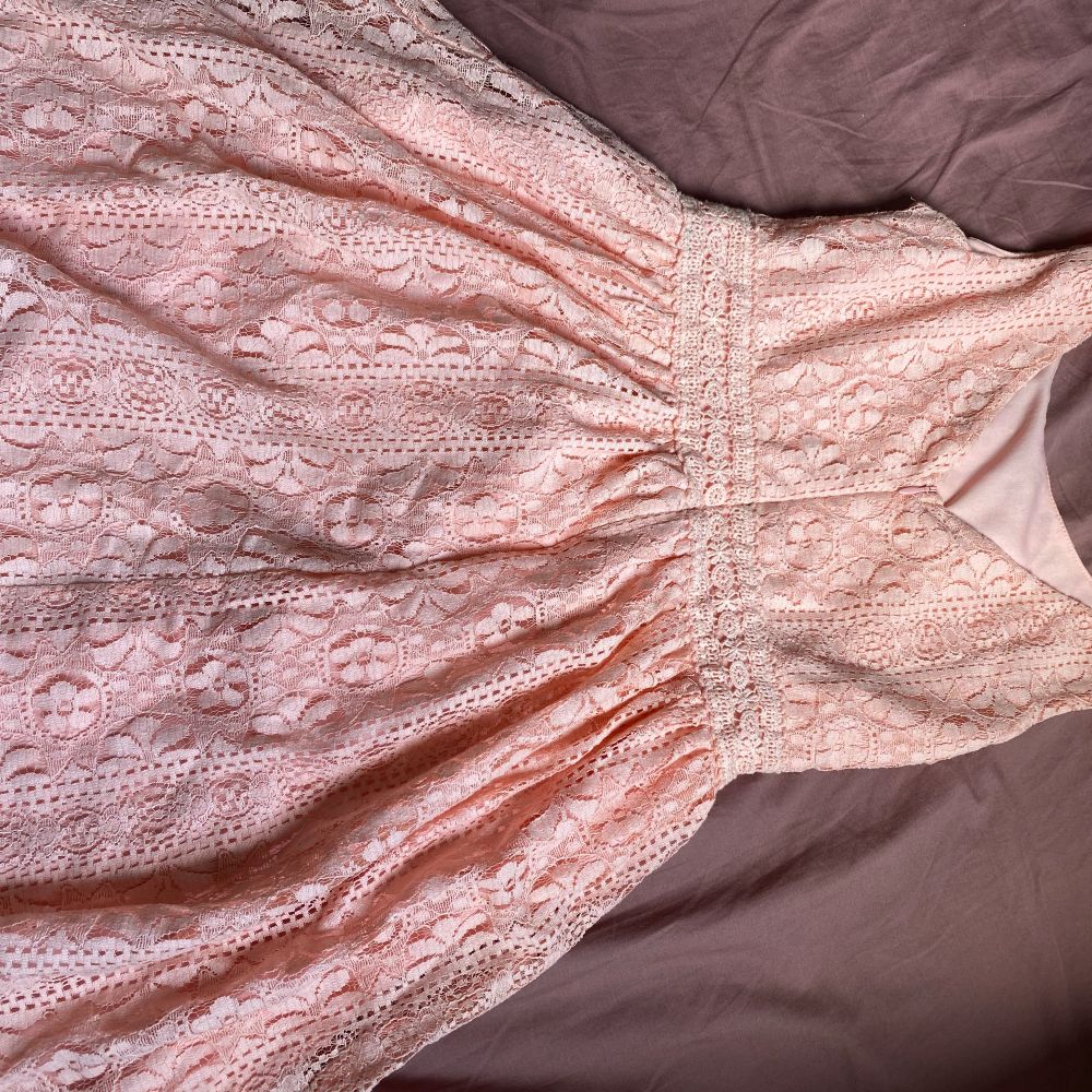 Säljer min rosa klänning. För att den är för liten för mig. Den är använd en gång.. Klänningar.