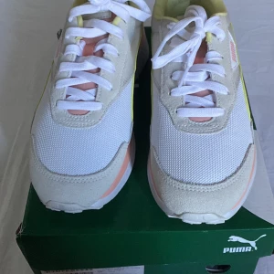 Puma cruise rider trainers in pink and lime - Aldrig använda Puma träningsskor. Storlek 39 kommer i låda. 
