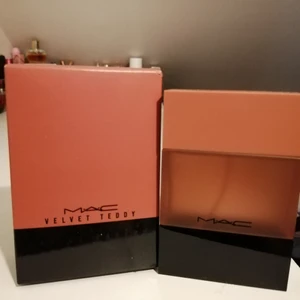 MAC parfym - OBS: Använder INTE köp direkt!! MAC parfym "Velvet Teddy" 50 ml edp. Full sånär som på 1-2 spray. MAC släppte några olika parfymer, dessa parfymer säljs inte mer. Frakt tillkommer, antingen 45 kr i postens påse eller 66 kr spårbar.