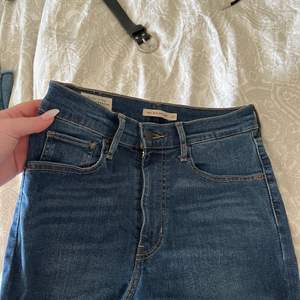 Supersnygga jeans från Levis i modellen mile high. De är i nyskick säljer pågrund av att de inte kommer till användning🦋