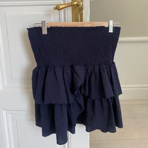 Volangkjol Neo Noir - Mörkblå volangkjol från i danska märket Neo Noir mest populära modell. Såå fin till sommaren! St 38 men stretchig så passar även mig som är S (34-36).