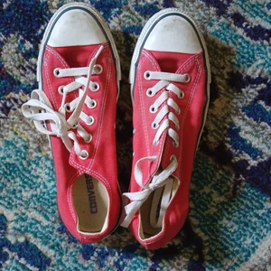 Converse - Snygga röda converse som jag inte använder. Innan jag köpte dem så var de sparsamt använda, det finns inga slitningar bara lite smuts på framsidan