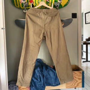 Zara byxor storlek S/M - Ljusbruna byxor, har använts ca 12-14 gånger men är i hyfsat bra skick.