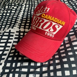 Dsquared2 keps - Röd Dsquared2 keps köpt i D2 affär i Italien. Väldigt fint skick och kvitto finns!