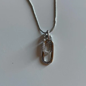 Silver halsband  - Super fint äkta silver halsband från guldfynd. Köpt för cirka 300kr, är i nyskick. Frakt tillkommer på 14kr 