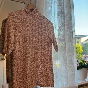Denna superfina och extreeemt sköna tröjan är från Gina och är i storlek Small! 💘endast använd 2 ggr!