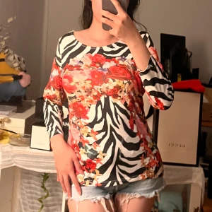 Tops - 💜Storleken är L/XL 💜Hör gärna av dig om du vill se fler bilder. 