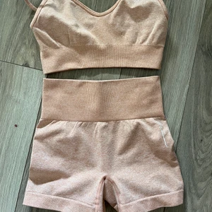 Tränings set  - Persiko färgad set i två delar, använd 1 gång. 