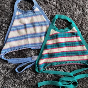 2 Toppar Zara - 2 toppar från zara, samma modell olika färger. Vänster är i strl S och den högra en M. Vänster är mer sliten och använd än höger som är i nyskick. 💘💘