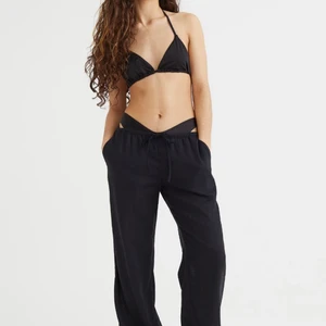 Linnebyxor ifrån H&M - säljer dessa helt oanvända byxorna! köpta i maj, men aldrig andvädna pga jag har 1 till par. priset kan diskuteras & är flera intereserade blir de budgivning! går även att köpa direkt! skriv om ni har frågor eller vill se fler/egna bilder + frakt💕💕