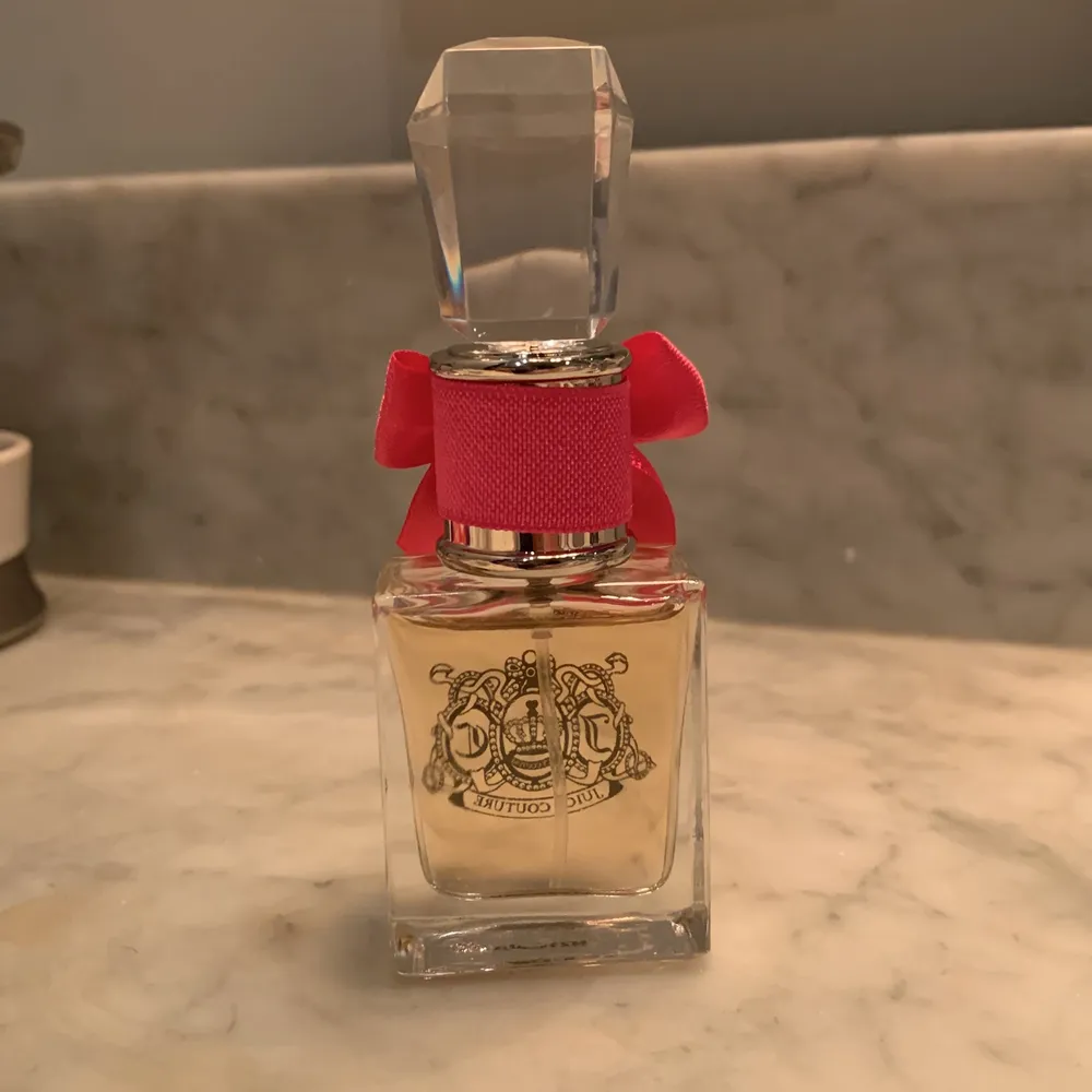 Juicy couture parfym som bara är använda ett sprut då lukten inte passa på mig!☺️ 50 ml. Nypris är 700. Jeans & Byxor.