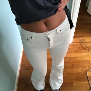 Jeans - Säljer dessa super sommrigt vita utsvängda jeans ifrån zara!❤️ nästan aldrig andvända utan alltså nyskick. Kom privat för flera bilder och frågor. Köparen står för frakt men kan även mötas upp i Göteborg❤️ 