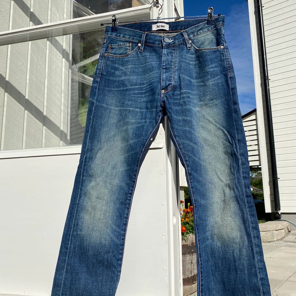 Hej, säljer nu mina Acne jeans i modellen Moc Hurry storlek 30w 32l. Dem är i jätte bra skick, utan några tecken på användning. Priset är inte hugget i sten så hör av er vid frågor.. Jeans & Byxor.